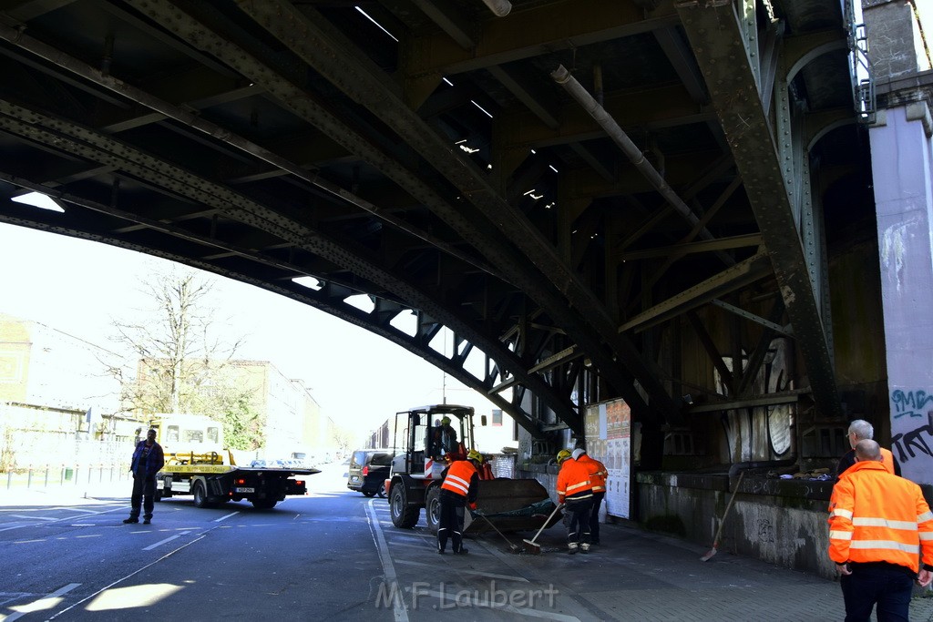 LKW blieb unter Bruecke haengen Koeln Deutz Deutz Muelheimerstr P174.JPG - Miklos Laubert